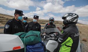 坚守在世界屋脊的阿里高原移民管理警察救援“汽修”小分队