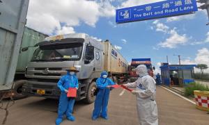 东兴出入境边防检查站开展国际禁毒日宣传活动
