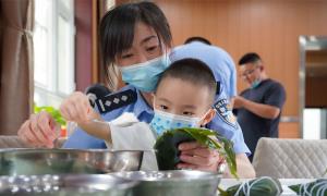 老爷庙出入境边防检查站举办“庆六一·迎端午”警宝进警营亲子活动
