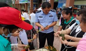 粽叶飘香迎端午 警民携手情意长