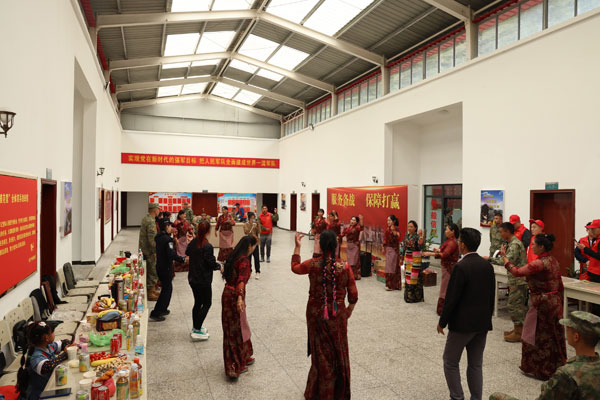 图为军警民代表共同跳藏舞.jpg