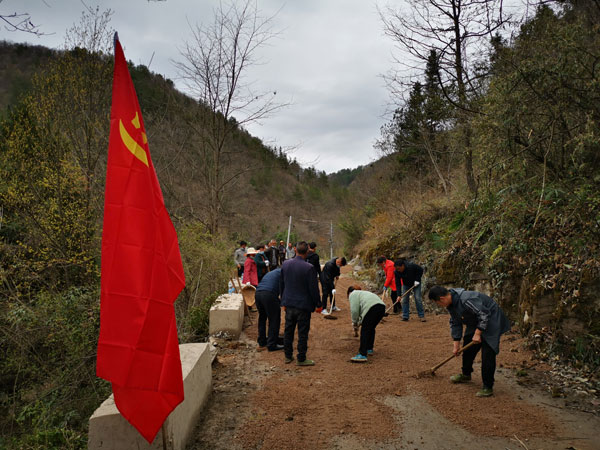 清太坪镇青果山村村民义务修路（资料图）.jpg