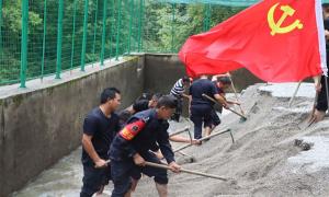丙中洛边境检查站为驻地群众解决用水难问题