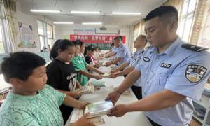甘其毛都出入境边防检查站首个警徽向阳“筑梦书屋”正式挂牌