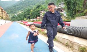 萌娃安置点迷路 暖心民警帮其找家人