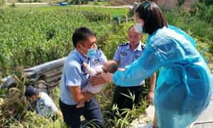 轿车侧翻6米深玉米地  移民管理警察紧急救援