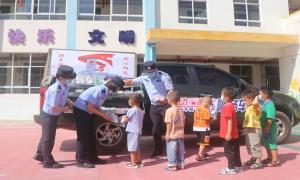 “流动爱心警务车”送服务上门