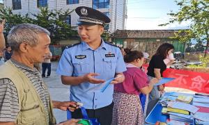 鲁掌边境派出所开展“守边护边 全民参与”宣传活动