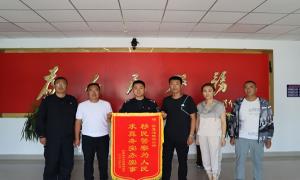 恰夏边境派出所为民解忧收获锦旗
