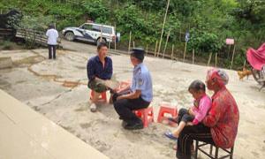 片马边境派出所开展法治宣传进村寨活动