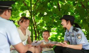 博孜达克边境派出所民警上门讲解防电信诈骗知识