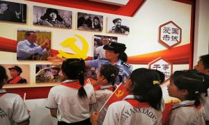黄骅出入境边防检查站开展“七一”警营红色教育引领萌娃成长