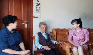 检察长“七一”前夕走访慰问困难党员
