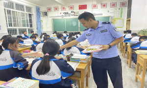 法治宣传进校园 上好“开学第一课”
