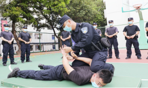 凤凰出入境边防检查站紧贴实战开展警务实战练兵轮训