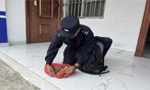 民警王元兵背着土豆去巡边