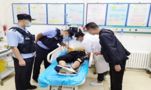 建国边境派出所及时救助一名醉酒少年