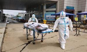 东兴出入境边防检查站开通“绿色通道”助伤重旅客顺利通关