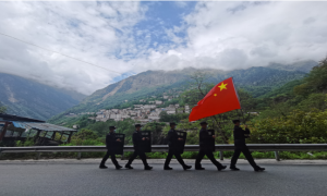 一群守卫空城的年轻人
