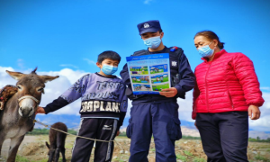 “双语”普法进村社 法治意识入民心