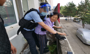 向上边境派出所救助一八旬坠楼老妪