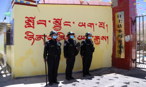 守好“护学岗” 撑起“平安伞”