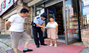 “吃货”女孩迷路走失 热心民警暖心助其回家