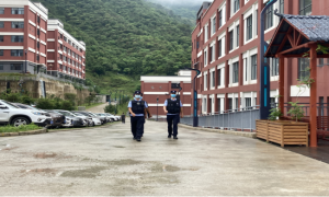 站好“护学岗” 筑牢“安全网”
