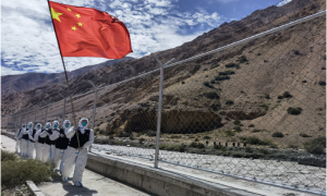“移民蓝”筑牢疫情防控“安全线”