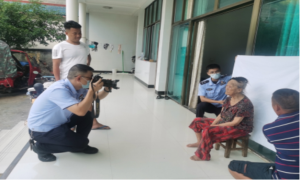 民警上门“解难题” 为高龄老人办理身份证