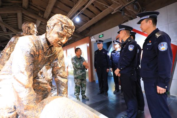 民警参观抗洪守土主题纪念馆02.jpg