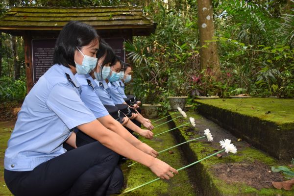 2民警在无名英雄纪念碑前献花.jpg