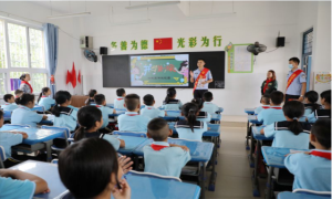 送法进校园 讲好“开学第一课”