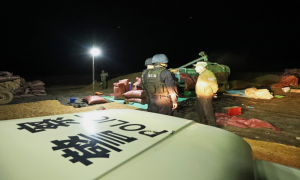 移民管理警察为农民点亮“秋收安全灯”
