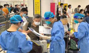 爱心接力打破疫情阻隔 竭诚服务温暖出入境旅客