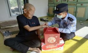 关爱困难党员群众 共度中秋美好佳节