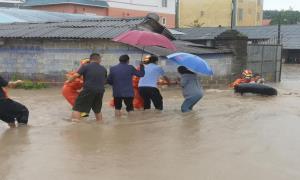群众暴雨被困家中 移民管理警察紧急救援