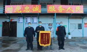 男子给执勤点送来一只鸭子后匆匆离去……啥情况？