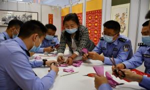 警民同乐聚社区 欢度中秋共剪纸