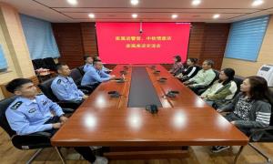 家属进警营 中秋情意浓