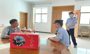 中秋慰问递真情 警民鱼水一家亲