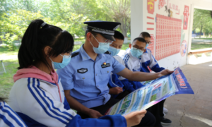 民警进校园 讲好“开学第一课”