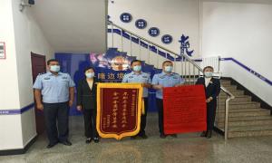 民警护学显担当  学校致谢送锦旗
