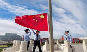 黄骅出入境边防检查站举行国庆升旗仪式