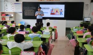 送法进校园 讲好“开学第一课”