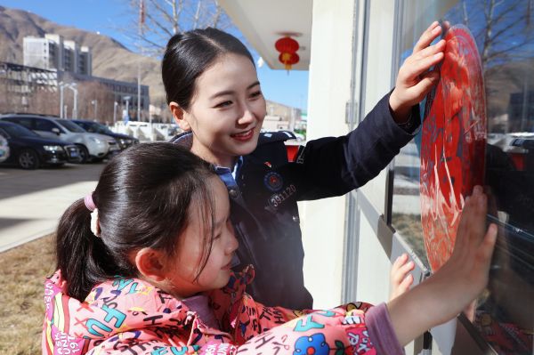 拉萨站民警和家属一起贴窗花 (2).jpg 拉萨站民警和家属一起贴窗花 (2).jpg