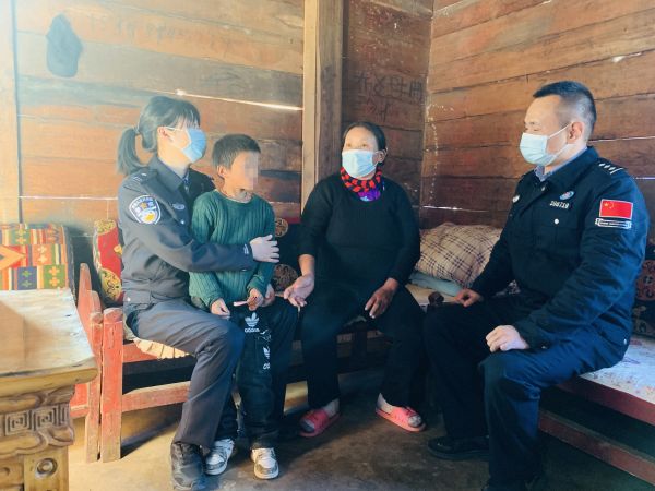 图为达木边境派出所民警慰问残疾儿童家庭1.jpg