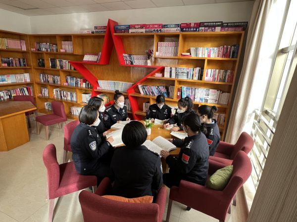 组织开展读书分享会，为警察节庆祝活动增添了一抹亮色.jpg