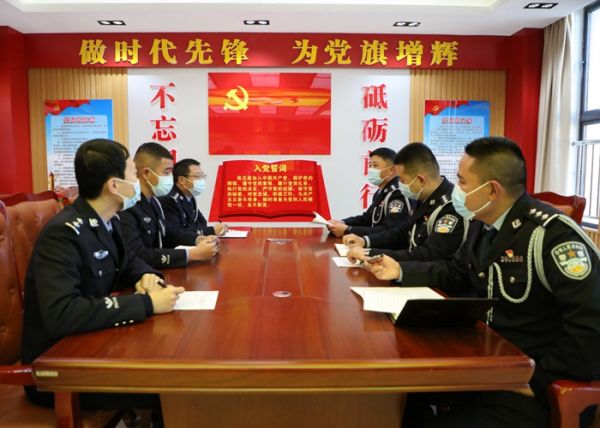 XZ 支队民警在党员活动室座谈交流 仁青旺堆.jpg XZ 支队民警在党员活动室座谈交流 仁青旺堆.jpg