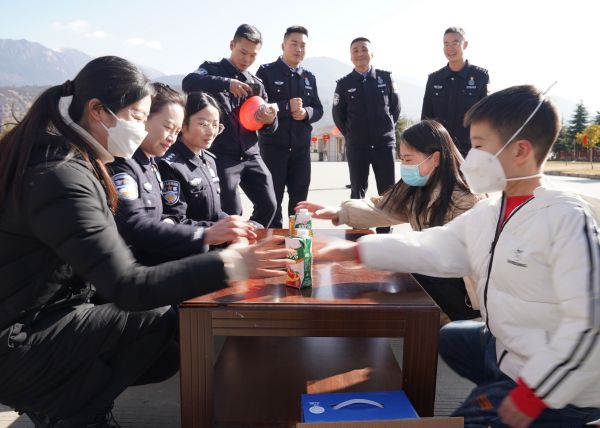 图为林芝边境管理支队机关民警家属参加趣味活动.jpg